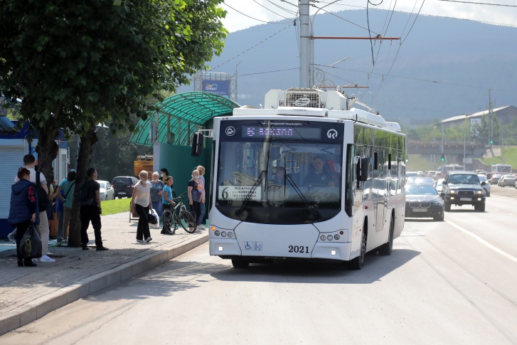 Поначалу троллейбус путали с автобусом, теперь пассажиры привыкли и хвалят новый маршрут