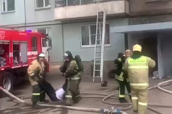 Машины скорой проехали на место после пожарных, но мужчину спасти не удалось Машины скорой проехали на место после пожарных, но мужчину спасти не удалось