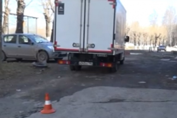 Водитель сдавал назад и не заметил мальчиков Водитель сдавал назад и не заметил мальчиков