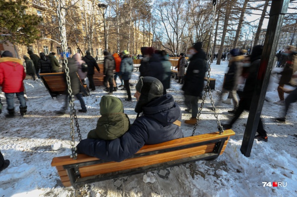 Челябинцы не стали прорывать оцепление у памятника Курчатову, а пошли в соседний парк Челябинцы не стали прорывать оцепление у памятника Курчатову, а пошли в соседний парк