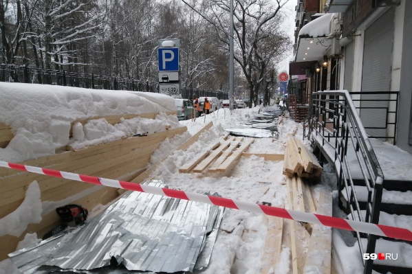 Деревянная конструкция рухнула под тяжестью снега Деревянная конструкция рухнула под тяжестью снега