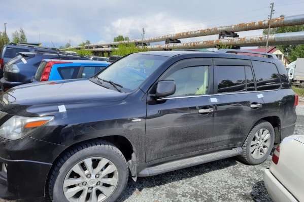 Арестованный Lexus LX570 ждет хозяина на спецстоянке Арестованный Lexus LX570 ждет хозяина на спецстоянке