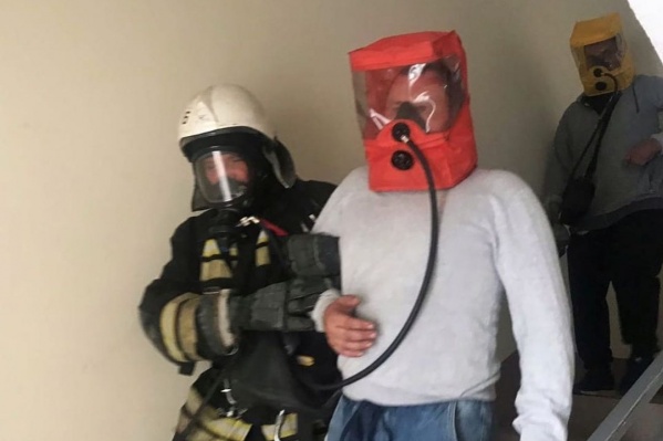 Пожарные вывели из подъезда 20 человек Пожарные вывели из подъезда 20 человек