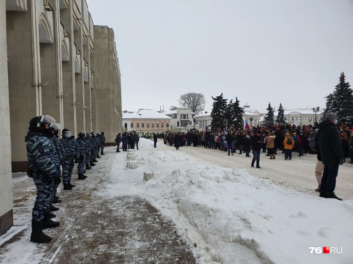 ОМОН выстроился под окнами облправительства