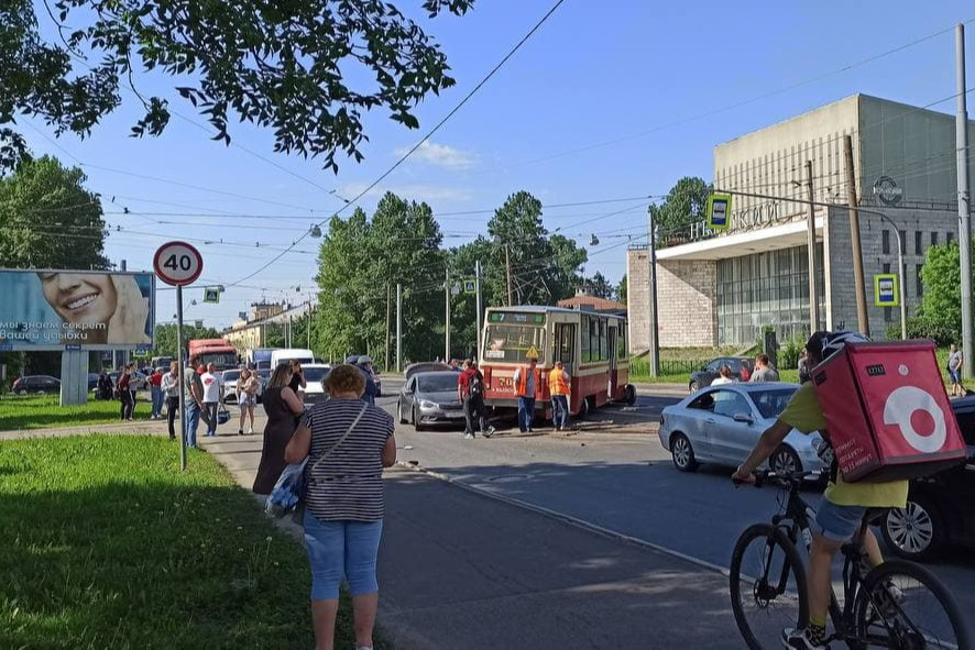 Петербургский трамвай сошёл с рельсов, зацепив четыре машины. В районе ДТП собирается пробка