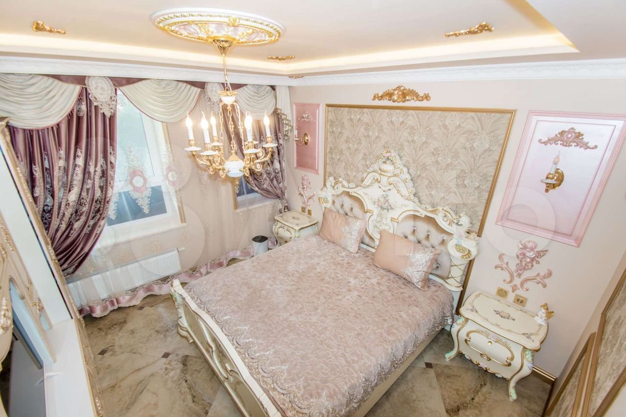 «Поистине роскошная квартира»: на Широкой Речке продают двушку с лепниной, позолотой и итальянской мебелью