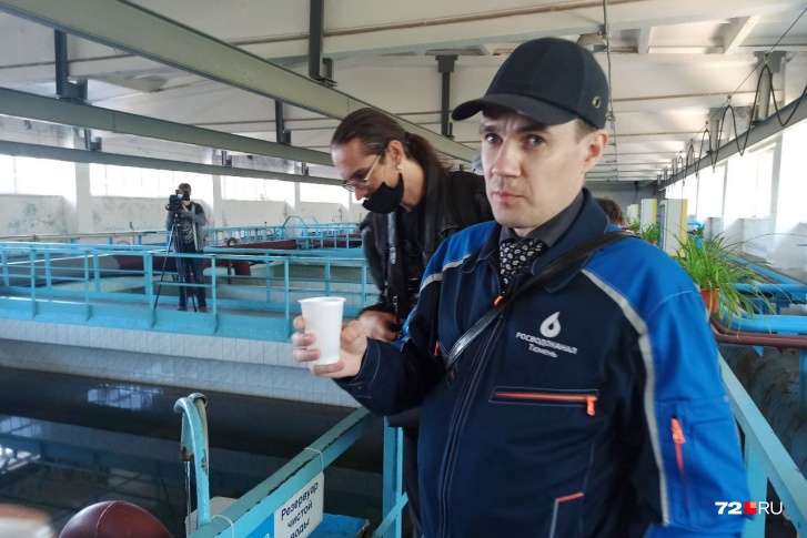 Гендиректор Андрей Максимов выпил проточной воды и предложил стакан коллегам