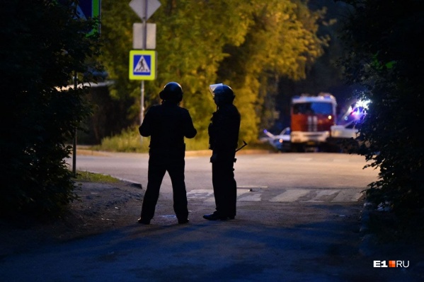 У пятиэтажки, в которой жил бывший полицейский, всё оцеплено У пятиэтажки, в которой жил бывший полицейский, всё оцеплено
