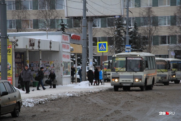 В марте специалисты департамента транспорта проверяли работу автобусов. Выяснили, что, к примеру, на маршрутах <nobr class="_">№ 9</nobr>, 10, 60 и 69 автобусы в часы пик переполнены В марте специалисты департамента транспорта проверяли работу автобусов. Выяснили, что, к примеру, на маршрутах <nobr class="_">№ 9</nobr>, 10, 60 и 69 автобусы в часы пик переполнены