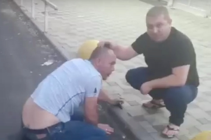 Мужчина бил и унижал полицейского на видео Мужчина бил и унижал полицейского на видео