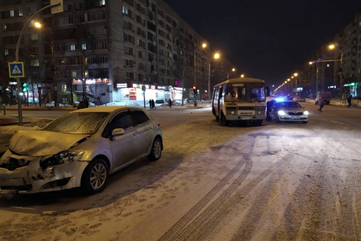 Авария случилась около семи часов вечера Авария случилась около семи часов вечера