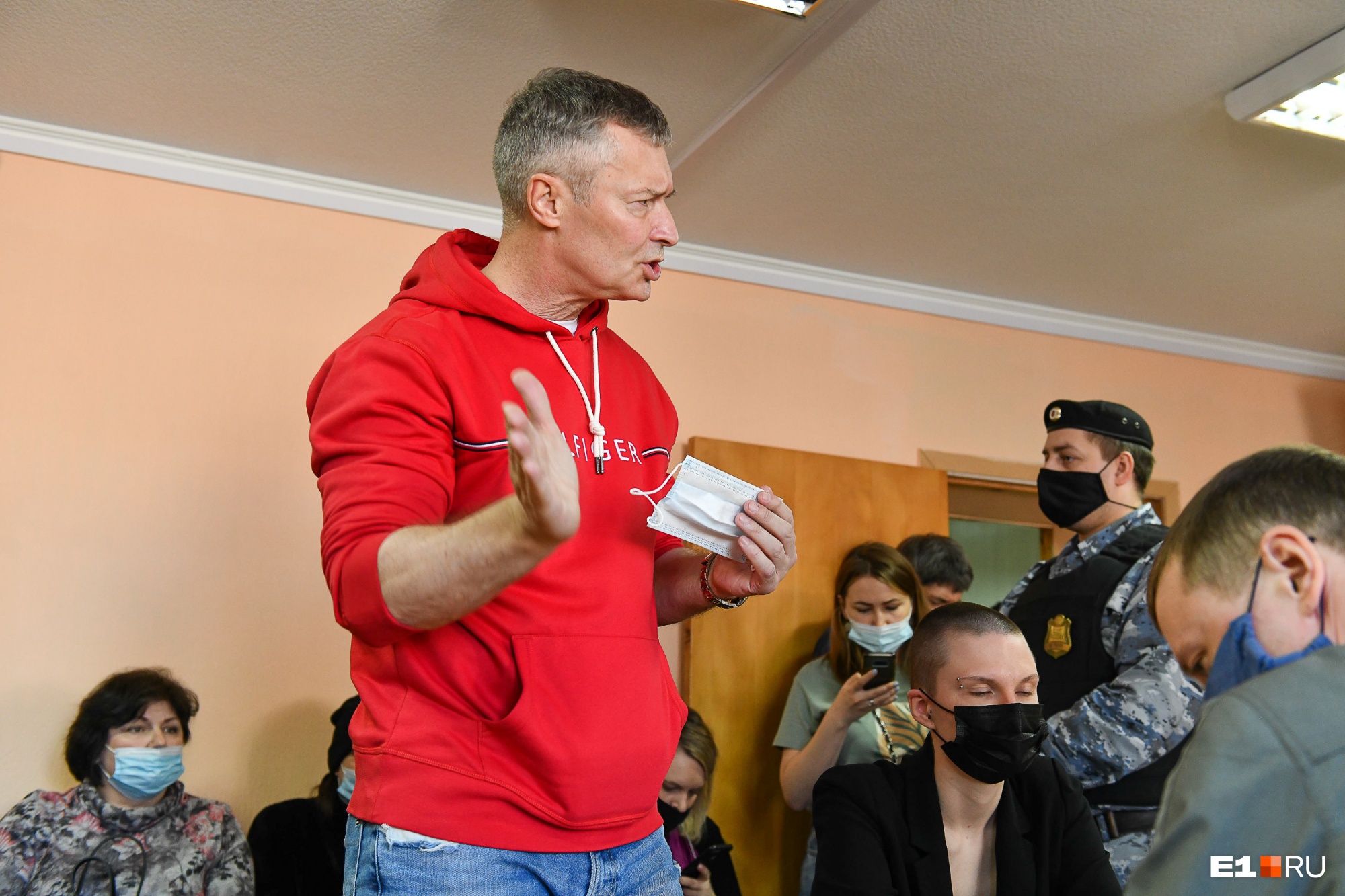 Евгений Ройзман получил два административных ареста за нарушения на митингах. Следующий митинг может обернуться для него уголовным процессом Евгений Ройзман получил два административных ареста за нарушения на митингах. Следующий митинг может обернуться для него уголовным процессом