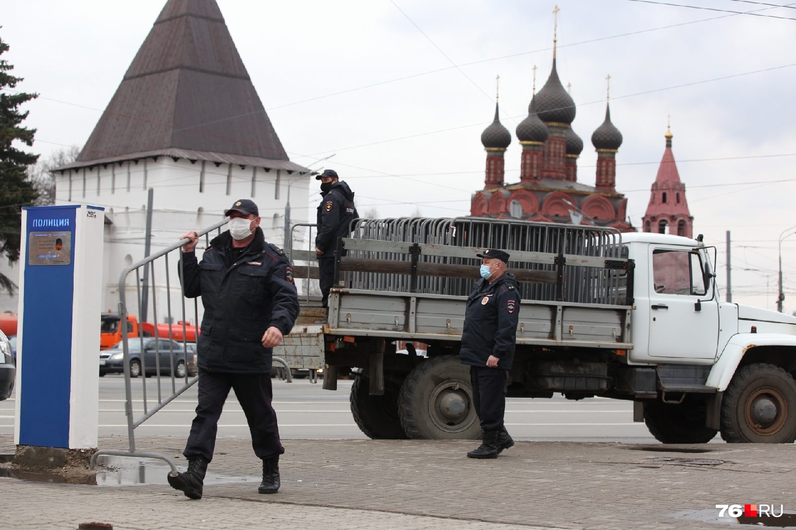 До начала акции здесь уже работала полиция — огораживала площадь заборами До начала акции здесь уже работала полиция — огораживала площадь заборами
