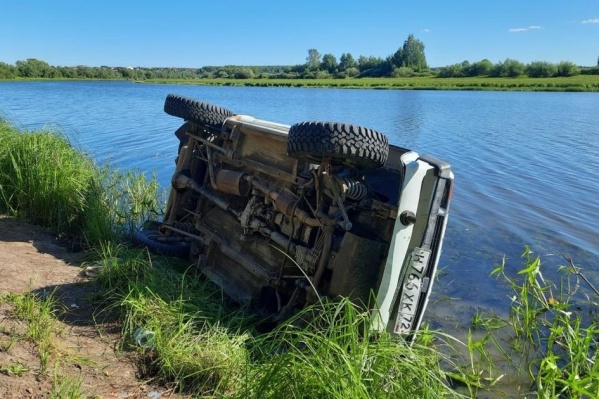 Автомобиль обнаружили рыбаки Автомобиль обнаружили рыбаки