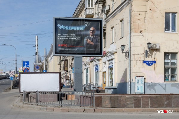 Пересечение улиц Мира и Комсомольской: билборды закрывают дома Пересечение улиц Мира и Комсомольской: билборды закрывают дома