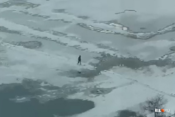 Отважный горожанин целеустремленно идет по льду