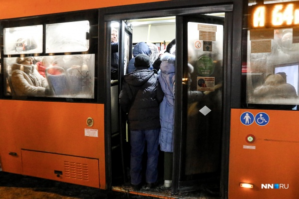 Горожане ждут автобус по 40 минут. После этого они все равно не могут в него зайти Горожане ждут автобус по 40 минут. После этого они все равно не могут в него зайти