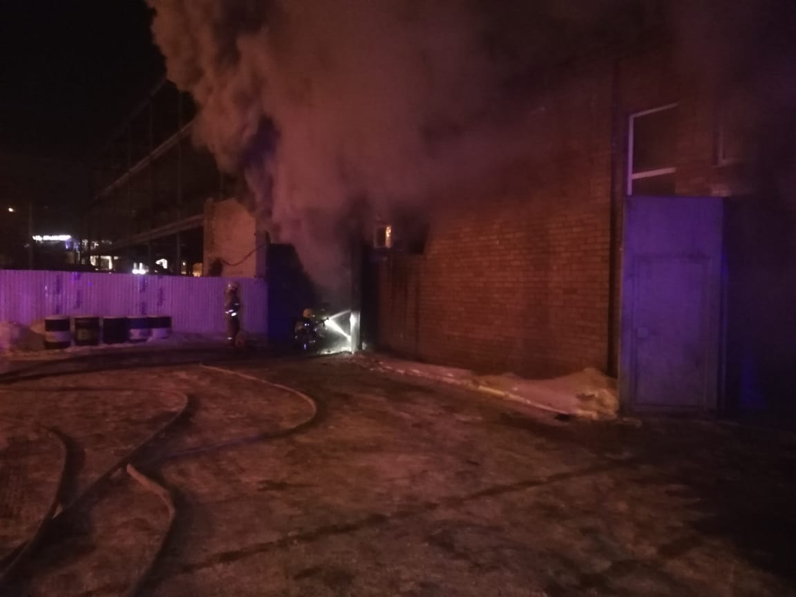 Одноэтажная постройка находится рядом с другими строениями Одноэтажная постройка находится рядом с другими строениями