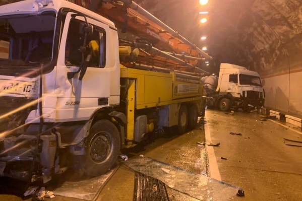 В аварию попала машина с автолестницей В аварию попала машина с автолестницей