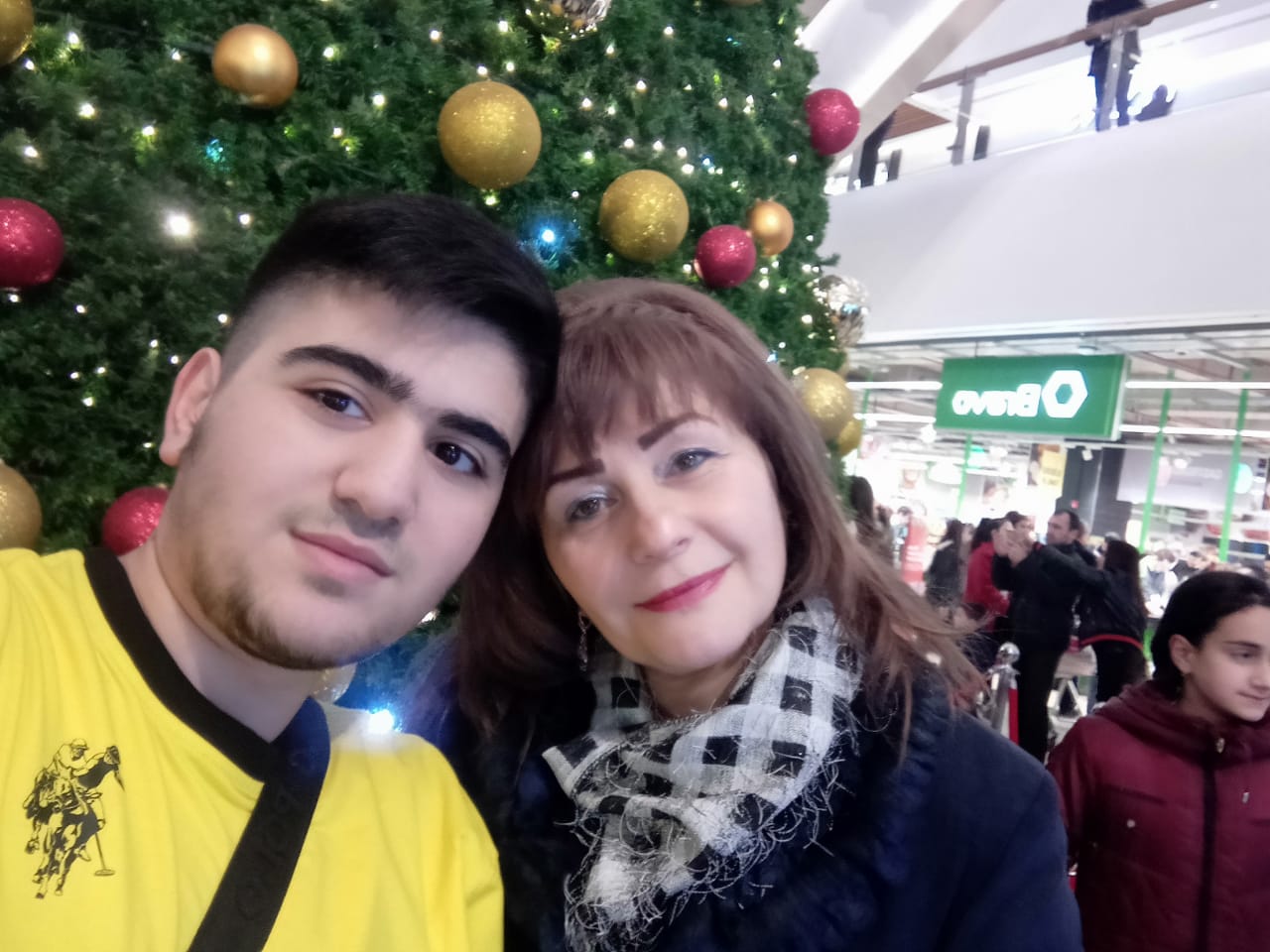 Тимур был дома на зимних каникулах, а летом прилететь не смог Тимур был дома на зимних каникулах, а летом прилететь не смог