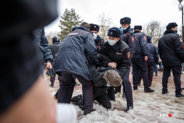 В Ростове назначили аресты от 2 до 10 суток 12 демонстрантам В Ростове назначили аресты от 2 до 10 суток 12 демонстрантам