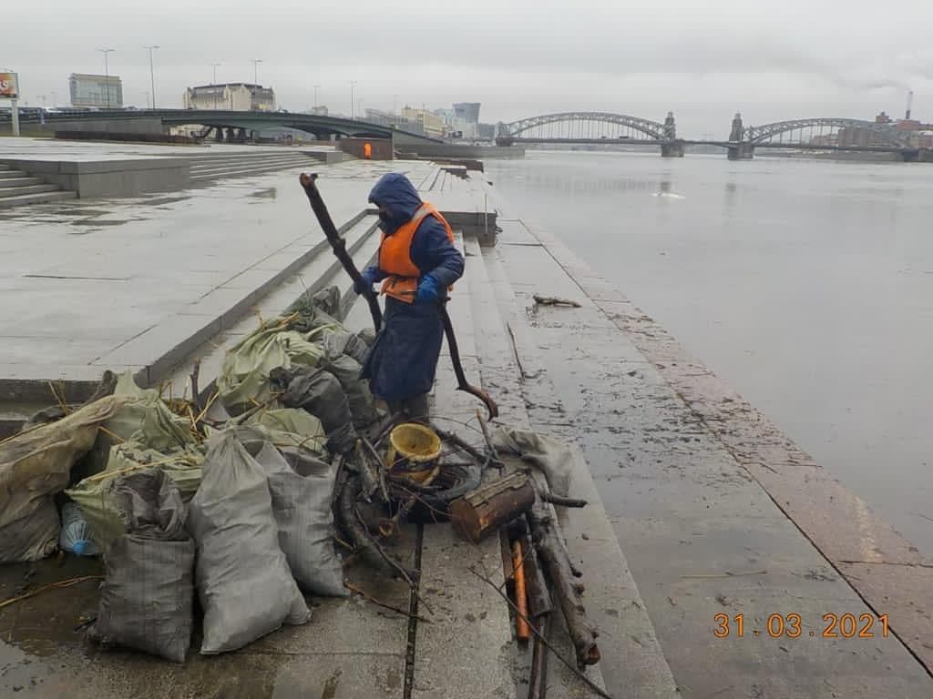 Город погубленный одновременно. Очистка Невы. Грязный участок.