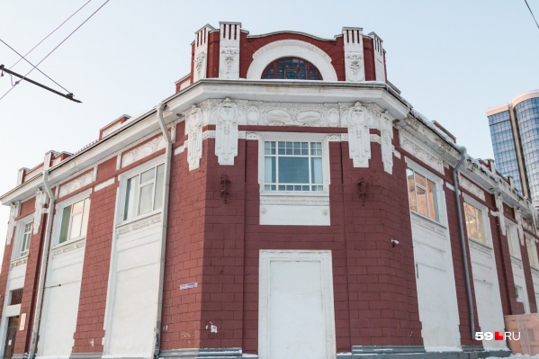 В советские годы здесь размещались театры и Дом культуры, но уже почти тридцать лет это здание занимает центр «Росток» В советские годы здесь размещались театры и Дом культуры, но уже почти тридцать лет это здание занимает центр «Росток»