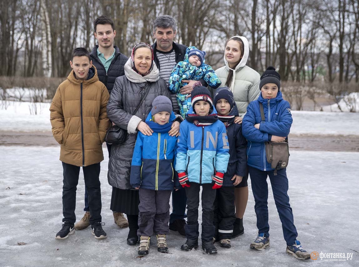 «Мы еще не познакомились, только знакомимся». Как в Петербурге живет семья с 15 детьми