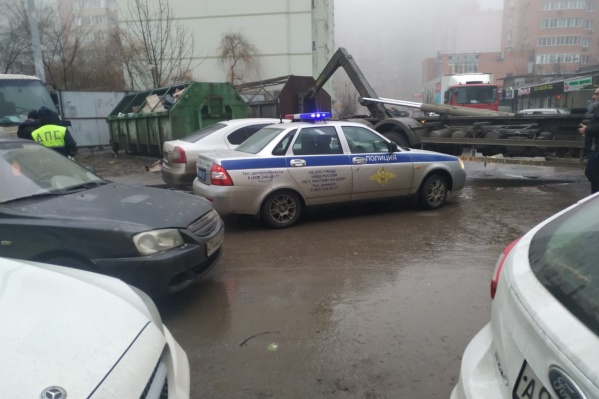 Водители мусоровозов постоянно сталкиваются с перекрытыми подъездами к контейнерам Водители мусоровозов постоянно сталкиваются с перекрытыми подъездами к контейнерам