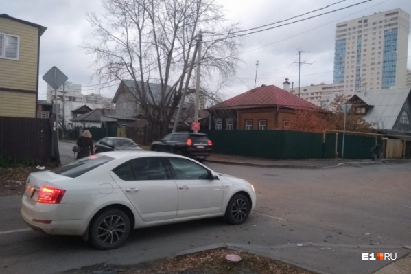 На перекрестке улиц Громова и Волгоградской постоянно происходят аварийные ситуации На перекрестке улиц Громова и Волгоградской постоянно происходят аварийные ситуации