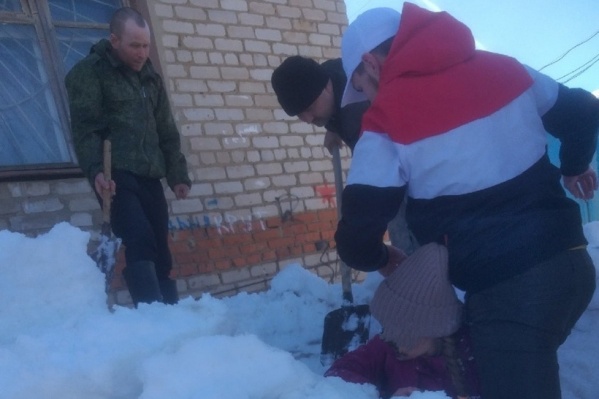 Девочек откапывали из снега очевидцы происшествия Девочек откапывали из снега очевидцы происшествия