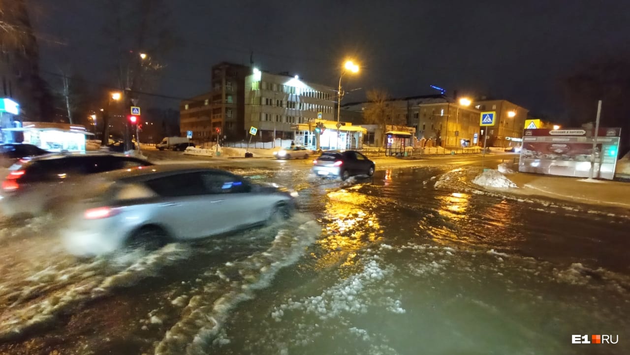 Вода бьет фонтаном, затопило несколько улиц: вечером в Екатеринбурге прорвало водопровод. Видео