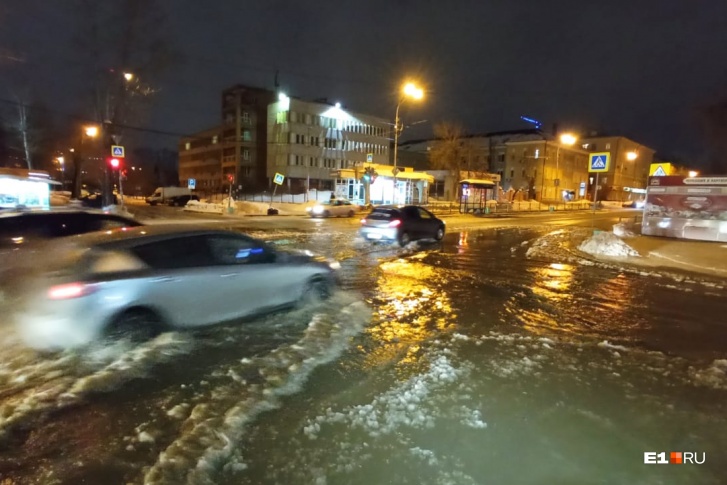 Перекресток улиц Короленко — Луначарского превратился в коммунальную реку Перекресток улиц Короленко — Луначарского превратился в коммунальную реку
