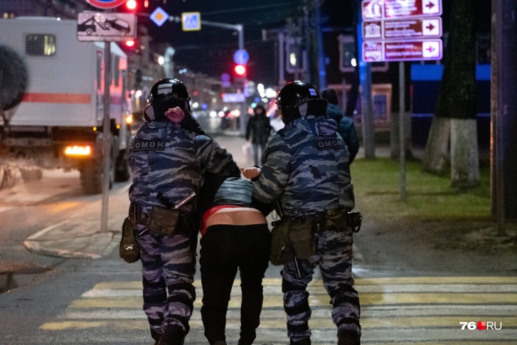 Задержанных на митинге посадили в автобусы и доставили в Кировский отдел полиции Задержанных на митинге посадили в автобусы и доставили в Кировский отдел полиции