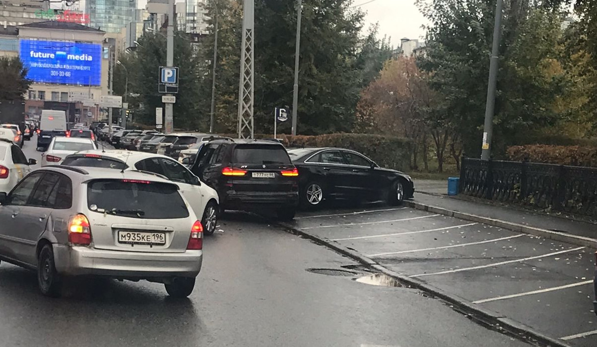 В центре Екатеринбурга в аварию попал BMW с «блатными» номерами