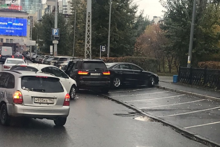 Иномарки столкнулись на улице Белинского, не доезжая до Куйбышева Иномарки столкнулись на улице Белинского, не доезжая до Куйбышева