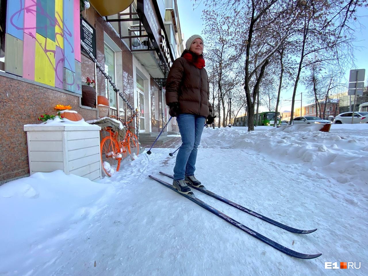 По заваленному снегом центру Екатеринбурга лучше передвигаться на лыжах. Эксперимент E1.RU
