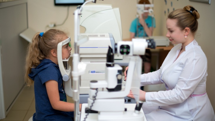 Как уберечь детское зрение: где малыши могут пройти обследование и подобрать очки или линзы