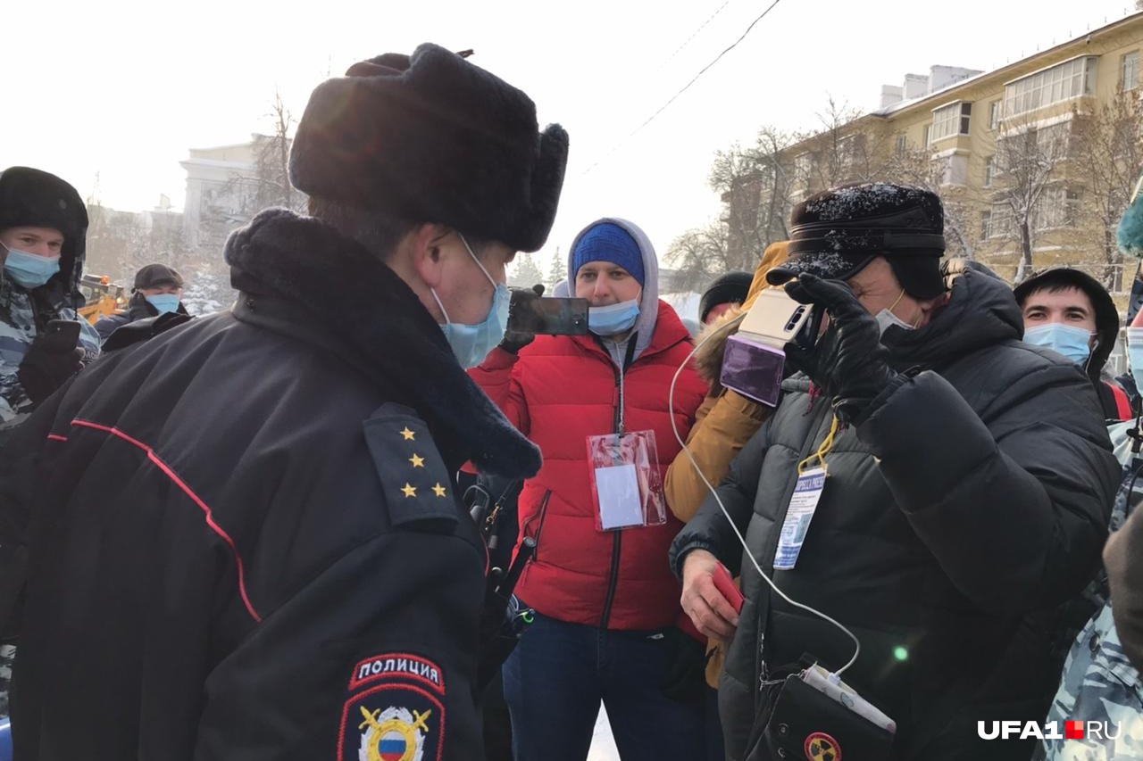 Поначалу полицейские проверяли документы у всех журналистов, переходивших через заграждения, но потом сдались Поначалу полицейские проверяли документы у всех журналистов, переходивших через заграждения, но потом сдались