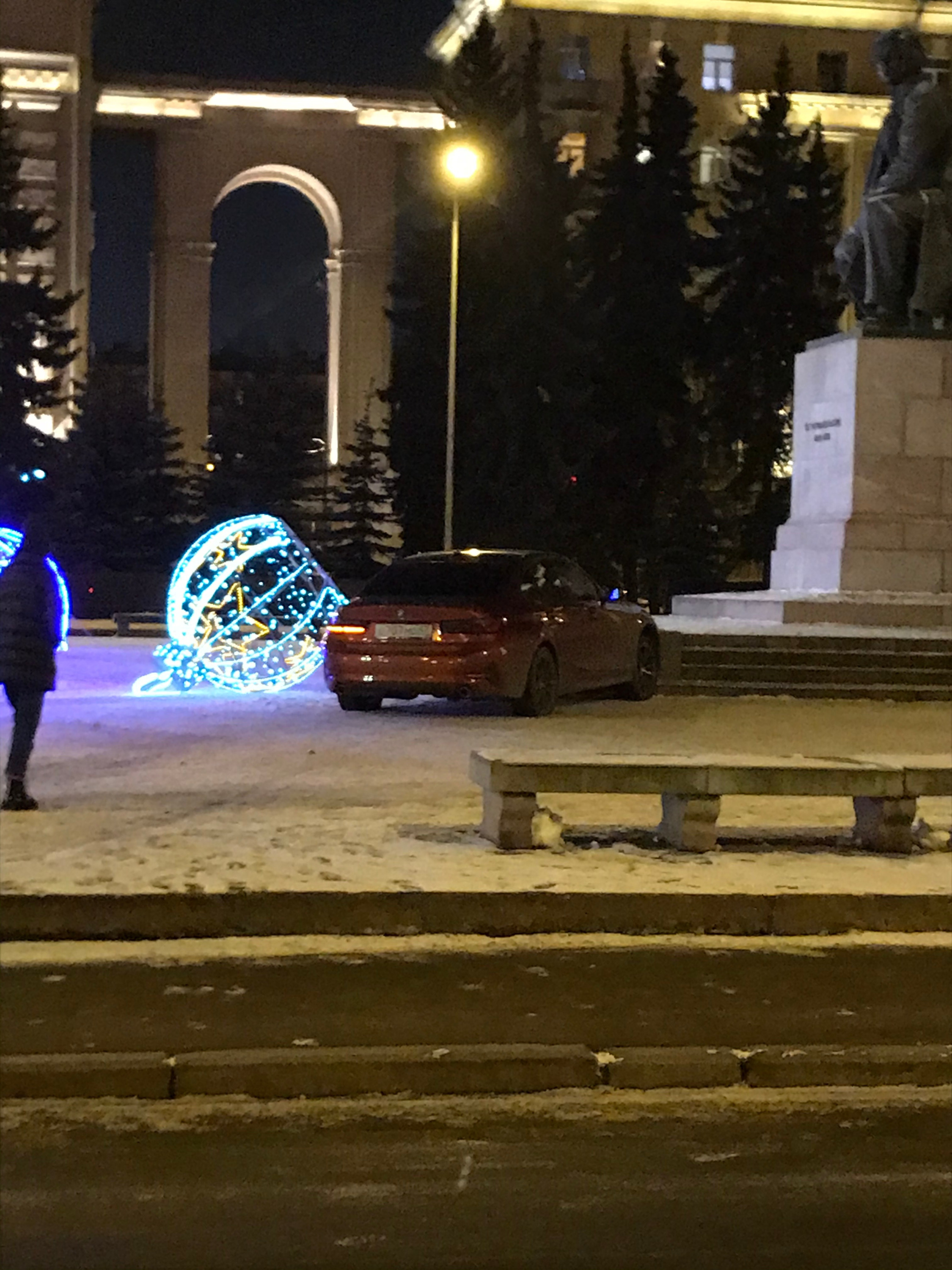 BMW припарковалась у памятника Чернышевскому на Московском. Из салона вышли две обескураженные дамы