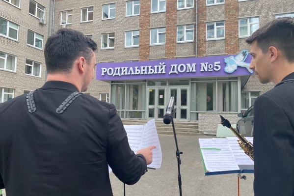 Сотрудники Красноярского отделения Сбербанка поздравили коллективы больниц города Сотрудники Красноярского отделения Сбербанка поздравили коллективы больниц города