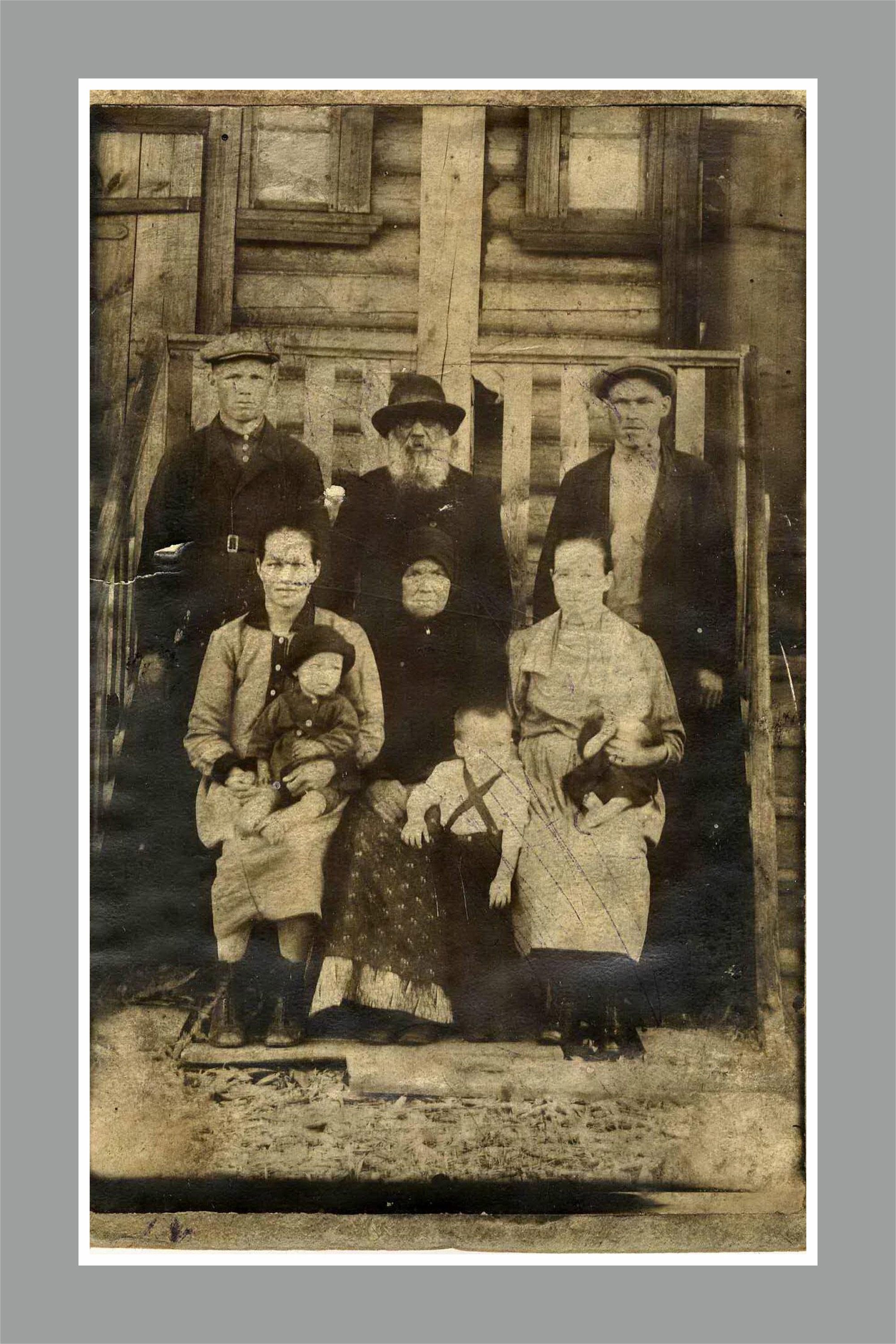 Фото периода 1933–1934 годов. Вся семья Ельциных на фоне деревянного дома в селе Басманово. Будущему первому президенту России на этом фото не больше трех лет Фото периода 1933–1934 годов. Вся семья Ельциных на фоне деревянного дома в селе Басманово. Будущему первому президенту России на этом фото не больше трех лет