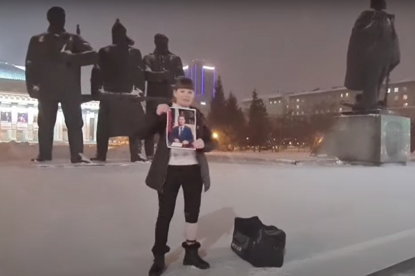 15 февраля активистка вышла с пикетом на площадь Ленина 15 февраля активистка вышла с пикетом на площадь Ленина 