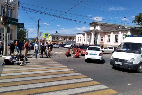 До приезда скорой помощи помочь девочкам пытались прохожие, но не все До приезда скорой помощи помочь девочкам пытались прохожие, но не все