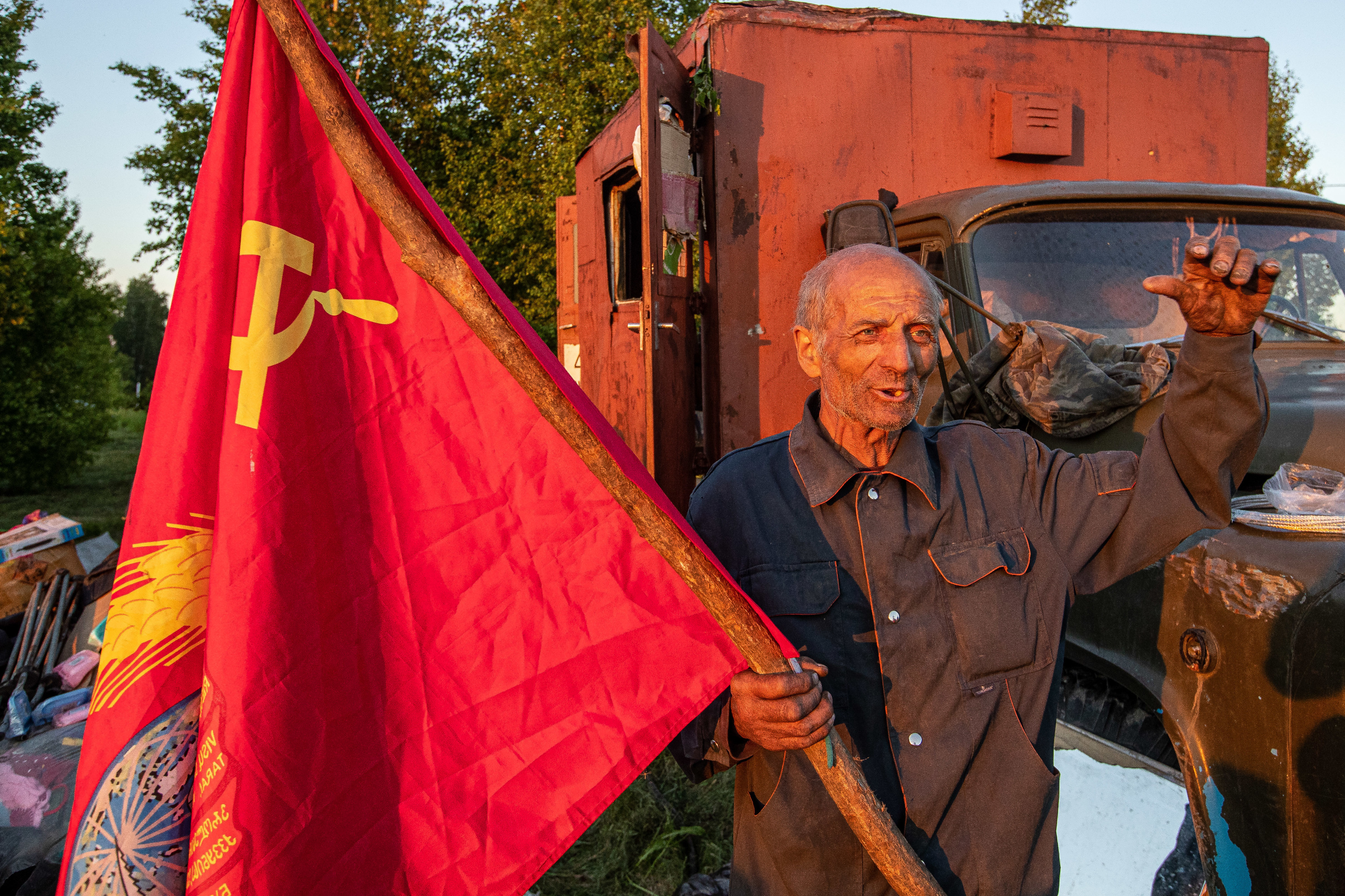 Под флагом СССР из Магадана в Донецк: 70-летний дядя Толя бросил дом, взял семерых собак и уже год едет через всю страну