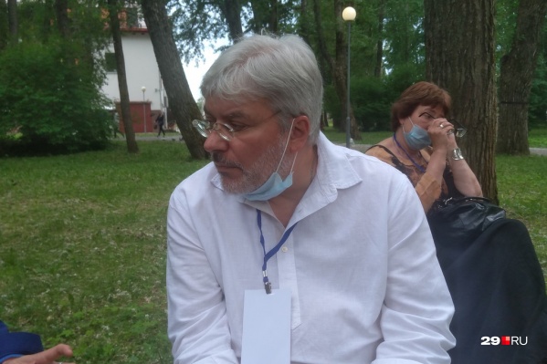 Помимо книжного фестиваля, писатель посетил разрушенный Никольский храм в Соломбале Помимо книжного фестиваля, писатель посетил разрушенный Никольский храм в Соломбале