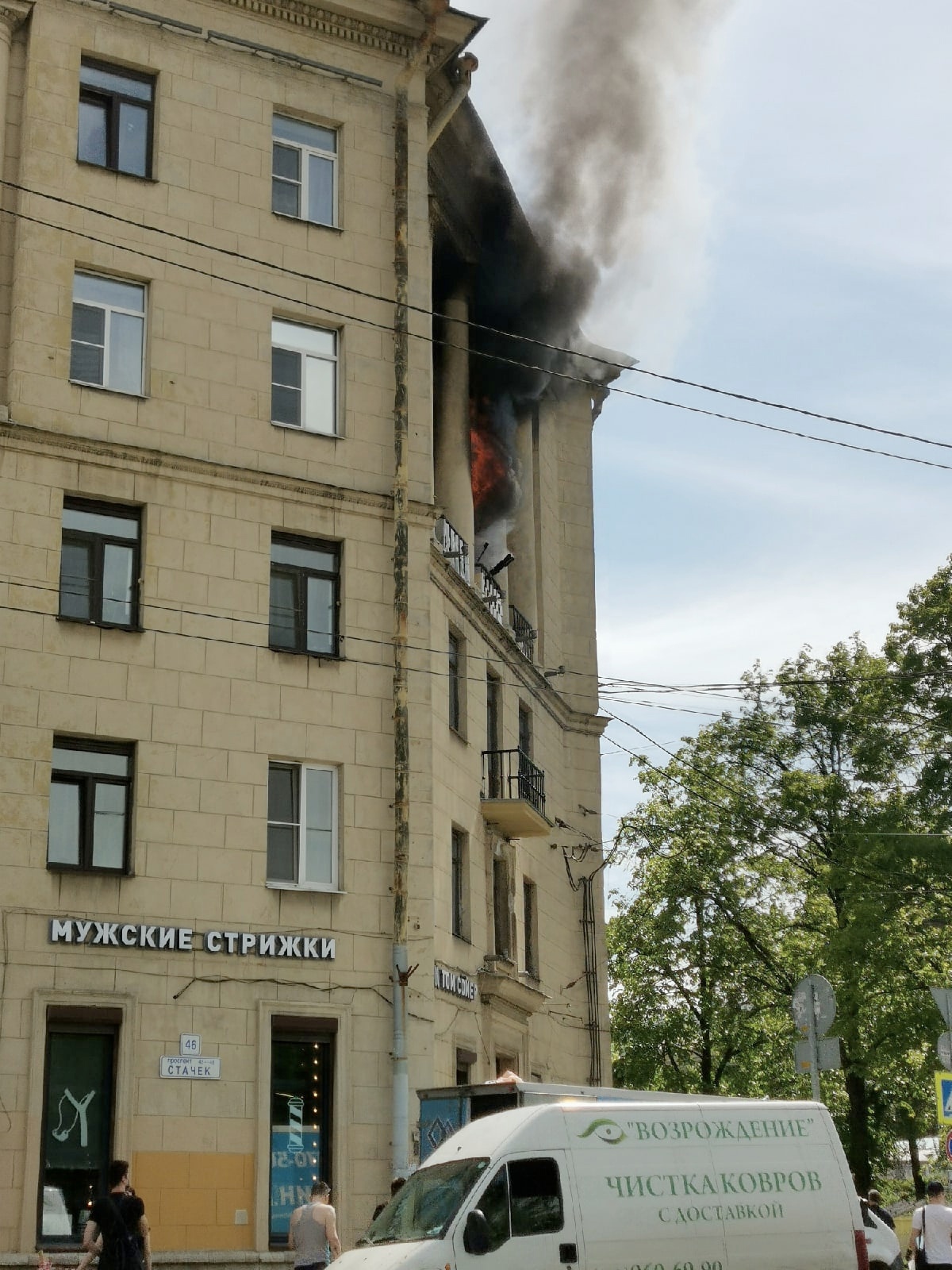 На Стачек спасали женщину с детьми. Она ждала помощи на балконе полыхающей  квартиры | 05.06.2021 | Санкт-Петербург - БезФормата