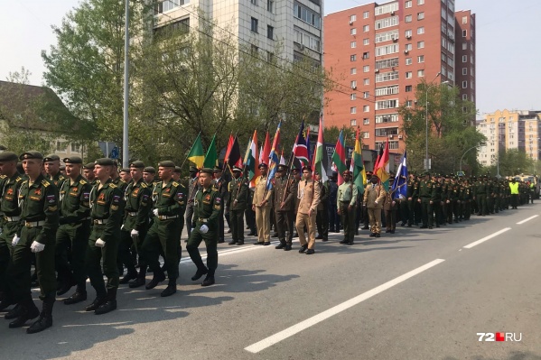 Солдаты в форме прошлись по центру Тюмени. Мероприятие — неформальное Солдаты в форме прошлись по центру Тюмени. Мероприятие — неформальное