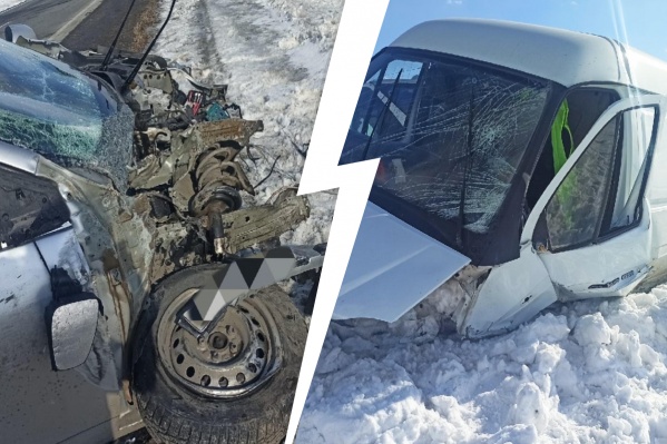 На кадрах, снятых очевидцами, видно, что оба автомобиля получили серьезные повреждения На кадрах, снятых очевидцами, видно, что оба автомобиля получили серьезные повреждения