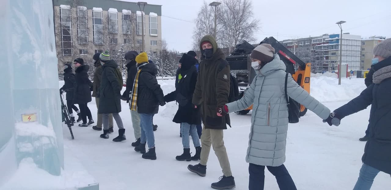 Так выглядело собрание людей в Сургуте <nobr class="_">31 января</nobr>. Силовики не сочли акцию протестной Так выглядело собрание людей в Сургуте <nobr class="_">31 января</nobr>. Силовики не сочли акцию протестной